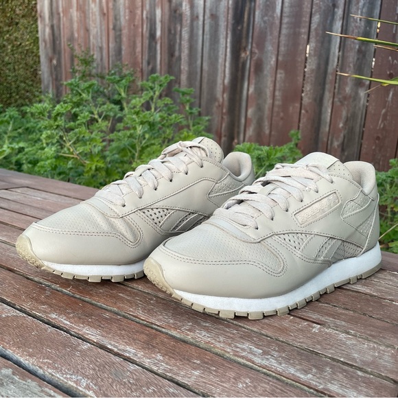 [SOLD] ✨Near New✨ Reebok Classic Leather Sneakers W8.5 / M7 / EU39 - Light Sand - Picture 2 of 12